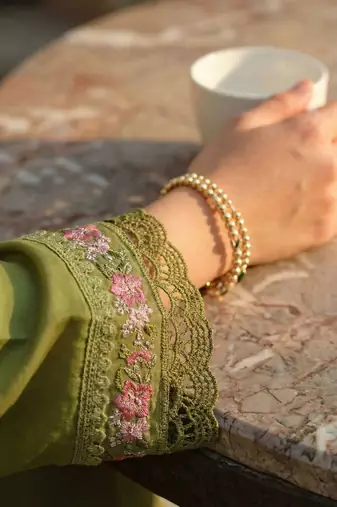 Women Floral Embroidered Regular Thread Work Liva Kurta with Trousers & With Dupatta