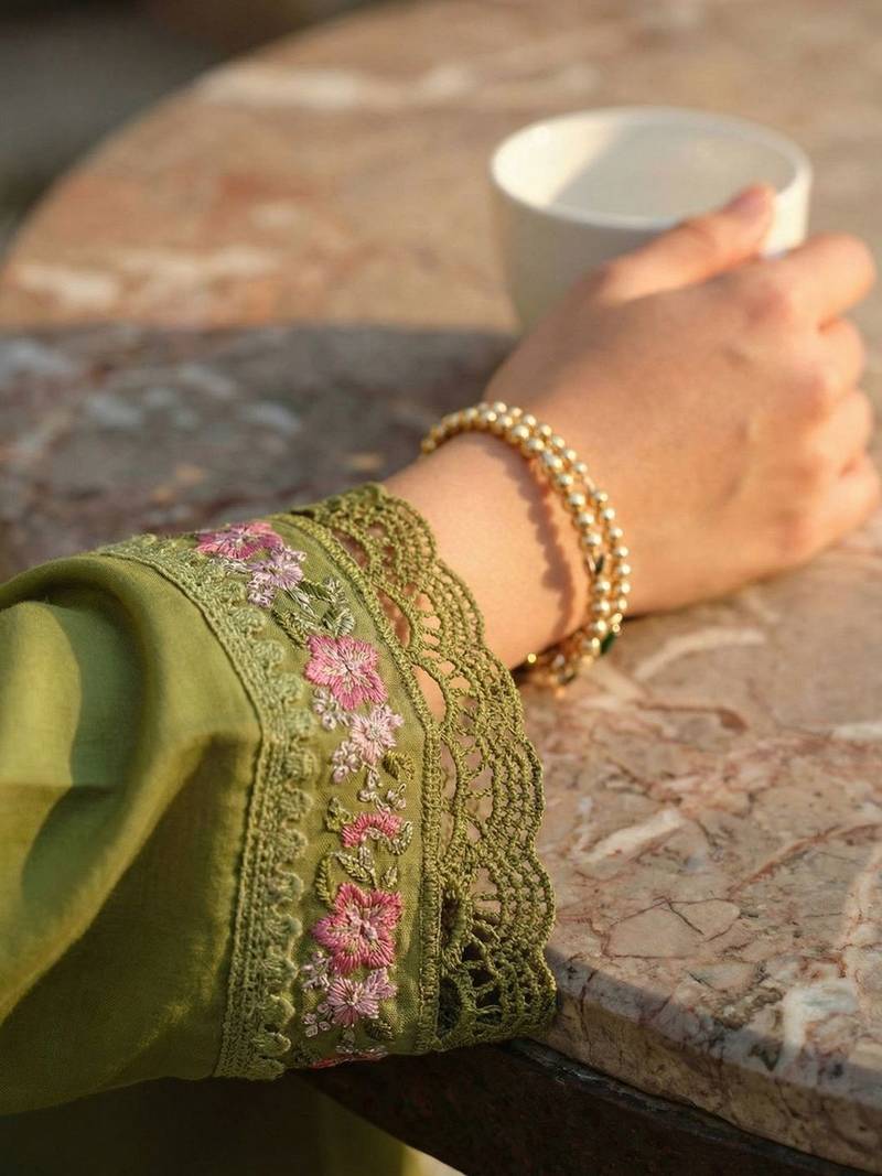 Women Floral Embroidered Regular Thread Work Liva Kurta with Trousers & With Dupatta