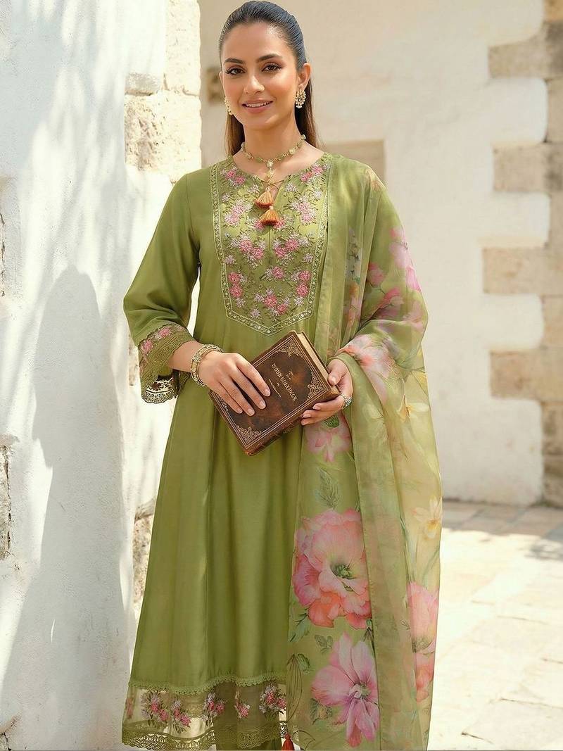 Women Floral Embroidered Regular Thread Work Liva Kurta with Trousers & With Dupatta