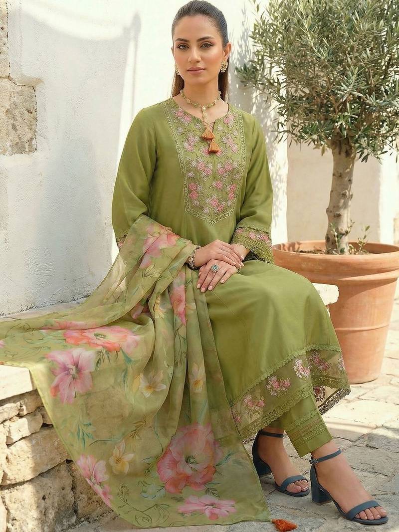 Women Floral Embroidered Regular Thread Work Liva Kurta with Trousers & With Dupatta
