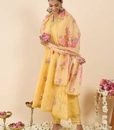 Women Floral Embroidered Regular Thread Work Kurta with Trousers & With Dupatta