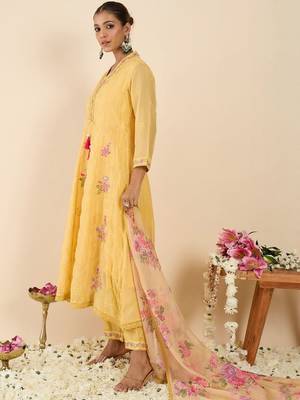 Women Floral Embroidered Regular Thread Work Kurta with Trousers & With Dupatta 3