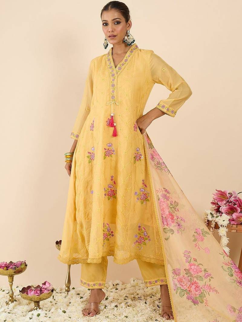 Women Floral Embroidered Regular Thread Work Kurta with Trousers & With Dupatta
