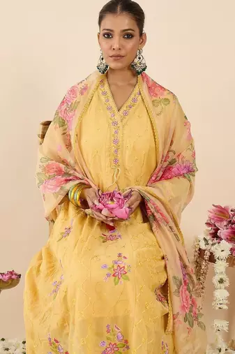 Women Floral Embroidered Regular Thread Work Kurta with Trousers & With Dupatta