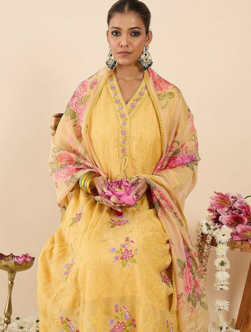 Women Floral Embroidered Regular Thread Work Kurta with Trousers & With Dupatta