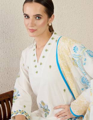 Women Floral Embroidered Thread Work Pure Cotton Kurta with Trousers & Dupatta 2