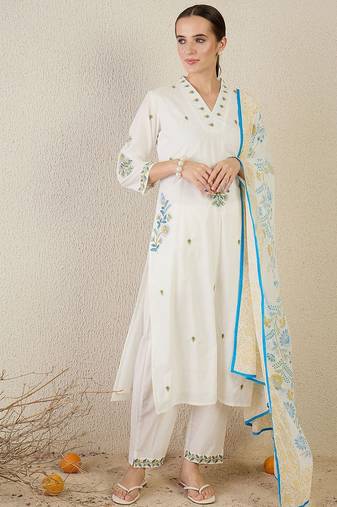 Women Floral Embroidered Thread Work Pure Cotton Kurta with Trousers & Dupatta
