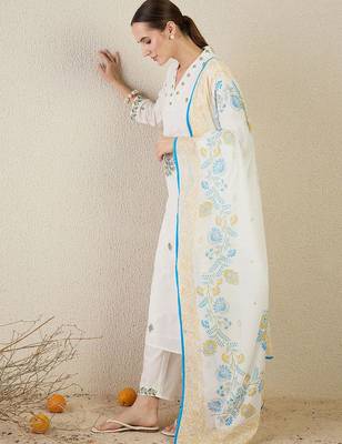 Women Floral Embroidered Thread Work Pure Cotton Kurta with Trousers & Dupatta 4