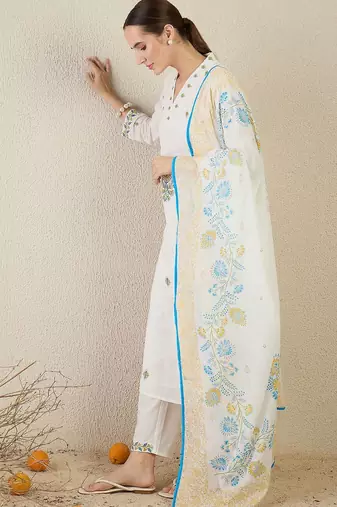 Women Floral Embroidered Thread Work Pure Cotton Kurta with Trousers & Dupatta