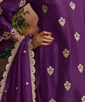 Women Ethnic Motifs Embroidered Regular Thread Work Kurta with Trousers 3