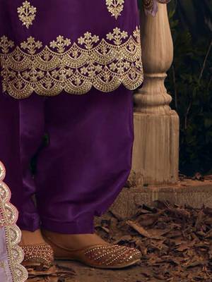 Women Ethnic Motifs Embroidered Regular Thread Work Kurta with Trousers 4