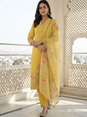 Women Floral Embroidered Regular Thread Work Kurta with Trousers & With Dupatta 2