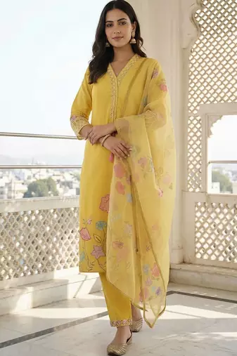 Women Floral Embroidered Regular Thread Work Kurta with Trousers & With Dupatta