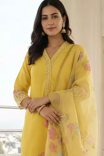 Women Floral Embroidered Regular Thread Work Kurta with Trousers & With Dupatta