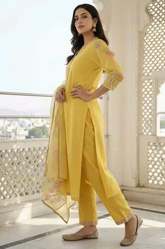 Women Floral Embroidered Regular Thread Work Kurta with Trousers & With Dupatta