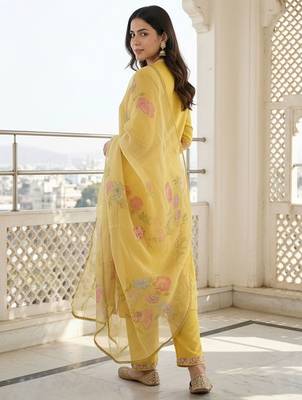 Women Floral Embroidered Regular Thread Work Kurta with Trousers & With Dupatta 5