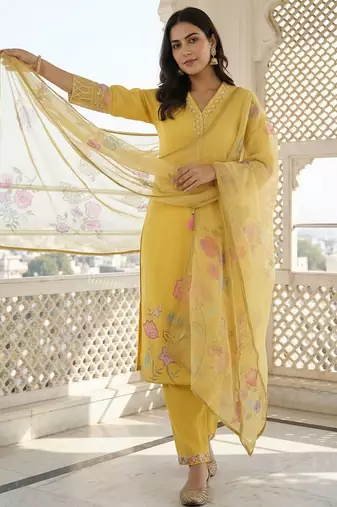 Women Floral Embroidered Regular Thread Work Kurta with Trousers & With Dupatta