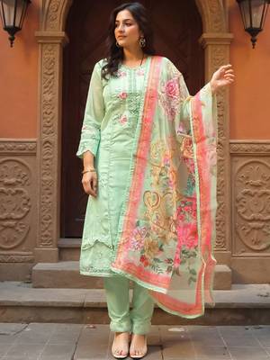 Women Floral Embroidered Regular Thread Work Kurta with Trousers & Dupatta 2