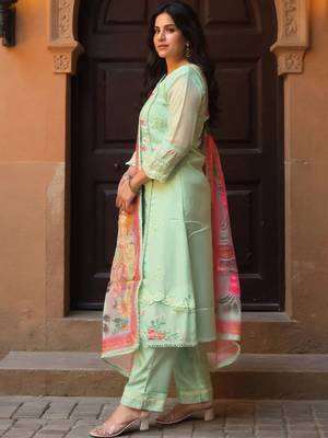 Women Floral Embroidered Regular Thread Work Kurta with Trousers & Dupatta 3