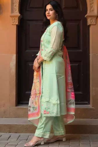 Women Floral Embroidered Regular Thread Work Kurta with Trousers & Dupatta