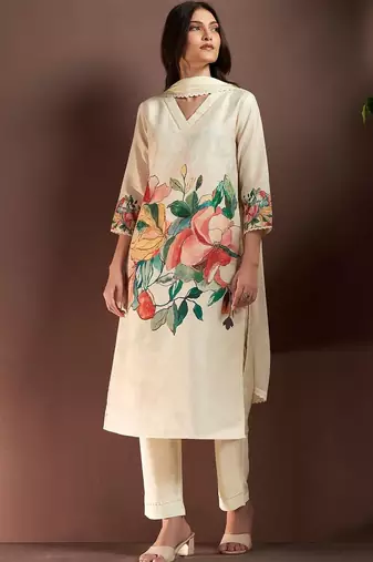 Women Floral Printed Regular Kurta with Trousers & With Dupatta