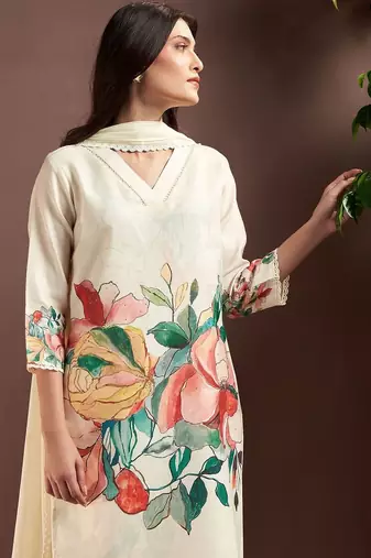 Women Floral Printed Regular Kurta with Trousers & With Dupatta