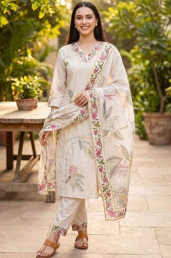 Women Floral Embroidered Regular Thread Work Kurta with Trousers & With Dupatta