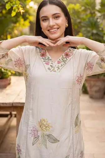 Women Floral Embroidered Regular Thread Work Kurta with Trousers & With Dupatta
