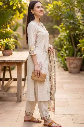 Women Floral Embroidered Regular Thread Work Kurta with Trousers & With Dupatta