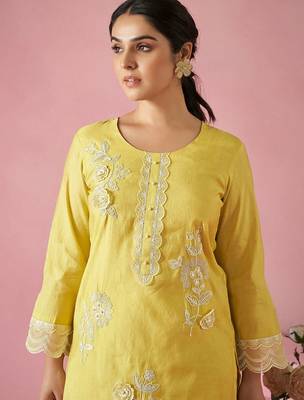 Women Floral Embroidered Kurta with Trousers & Dupatta 2