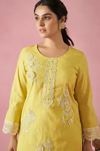 Women Floral Embroidered Kurta with Trousers & Dupatta