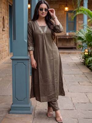 Women Ethnic Motifs Embroidered Regular Thread Work Kurta with Trousers 1