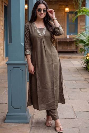 Women Ethnic Motifs Embroidered Regular Thread Work Kurta with Trousers