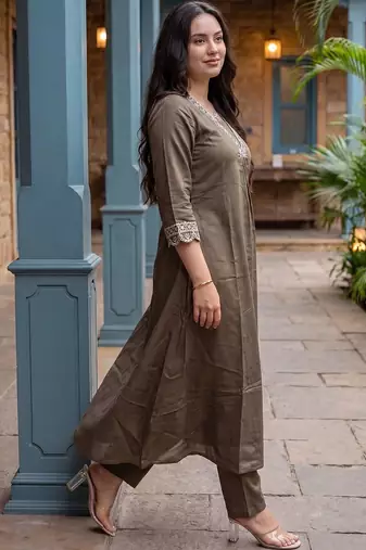 Women Ethnic Motifs Embroidered Regular Thread Work Kurta with Trousers