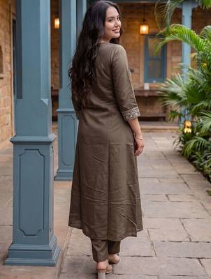 Women Ethnic Motifs Embroidered Regular Thread Work Kurta with Trousers 4