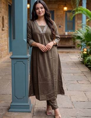 Women Ethnic Motifs Embroidered Regular Thread Work Kurta with Trousers 6