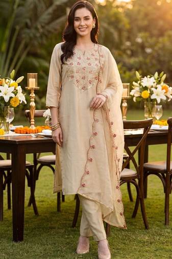Women Floral Embroidered Regular Thread Work Liva Kurta with Trousers & With Dupatta