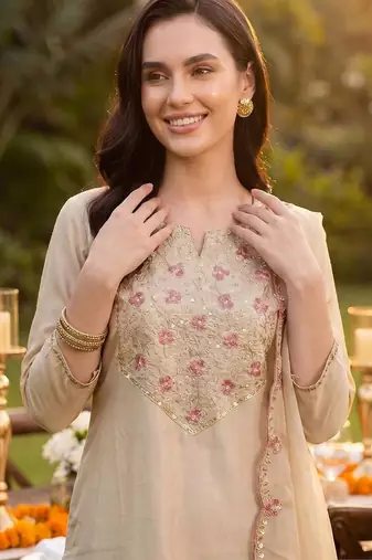 Women Floral Embroidered Regular Thread Work Liva Kurta with Trousers & With Dupatta