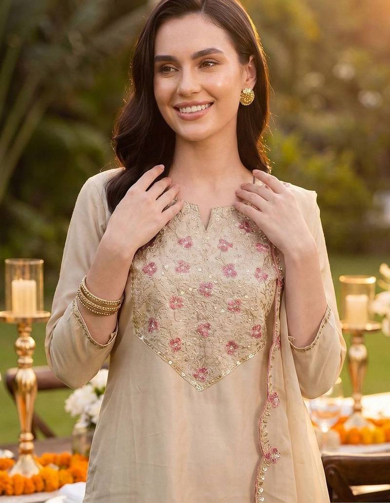 Women Floral Embroidered Regular Thread Work Liva Kurta with Trousers & With Dupatta