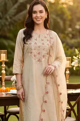 Women Floral Embroidered Regular Thread Work Liva Kurta with Trousers & With Dupatta