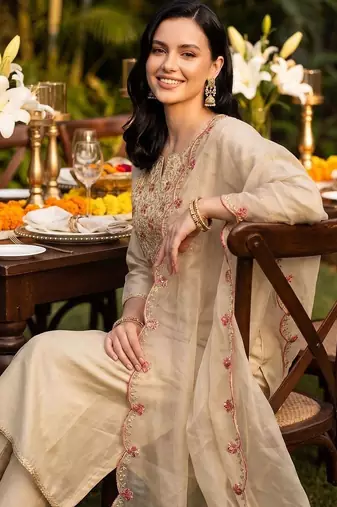 Women Floral Embroidered Regular Thread Work Liva Kurta with Trousers & With Dupatta