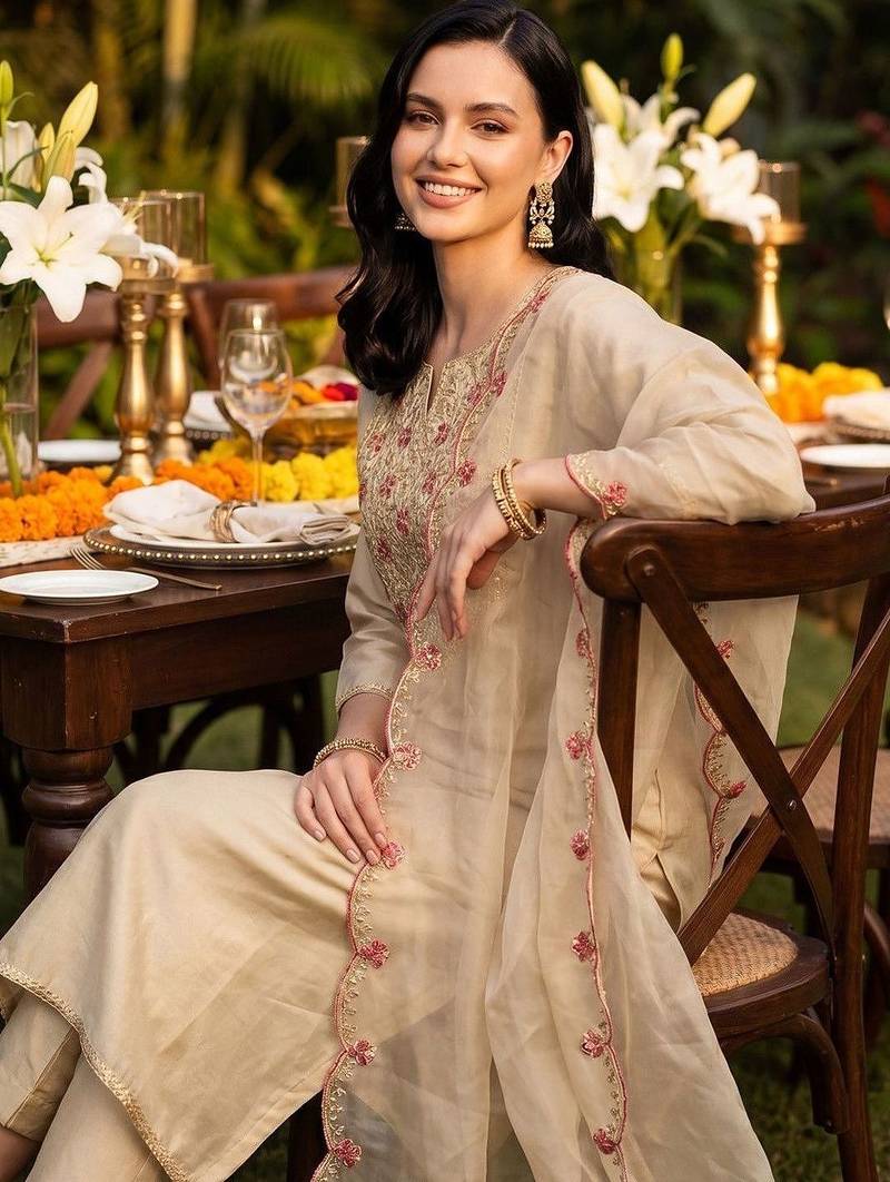Women Floral Embroidered Regular Thread Work Liva Kurta with Trousers & With Dupatta