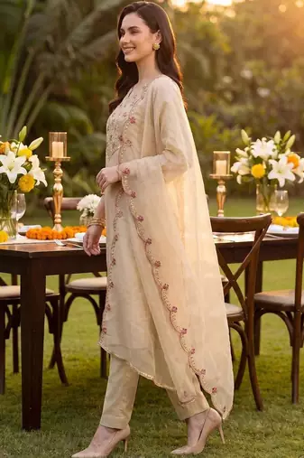 Women Floral Embroidered Regular Thread Work Liva Kurta with Trousers & With Dupatta