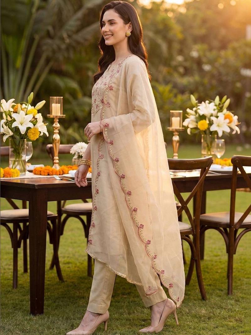 Women Floral Embroidered Regular Thread Work Liva Kurta with Trousers & With Dupatta