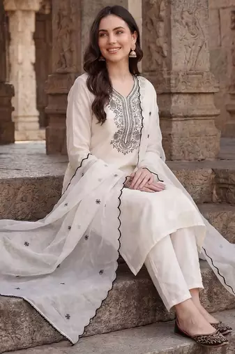 Ethnic Motifs Embroidered Thread Work Kurta with Trousers & With Dupatta
