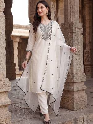 Ethnic Motifs Embroidered Thread Work Kurta with Trousers & With Dupatta 2