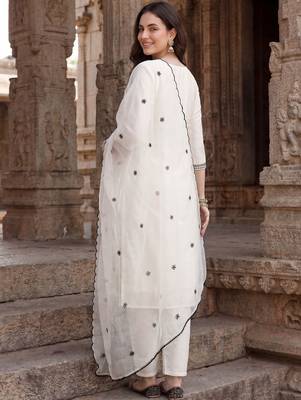 Ethnic Motifs Embroidered Thread Work Kurta with Trousers & With Dupatta 5