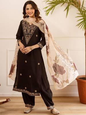 Women Floral Embroidered Regular Thread Work Kurta with Salwar & With Dupatta 1