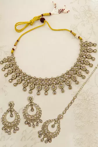 Modern flower and oval shape antique gold plated choker jewellery set for women