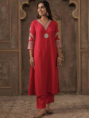 Floral Embroidered V-Neck Thread Work Straight Kurta With Trousers 4